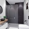 Modernes Badezimmer mit grauen Fliesen und anthrazitfarbener Duschrückwand