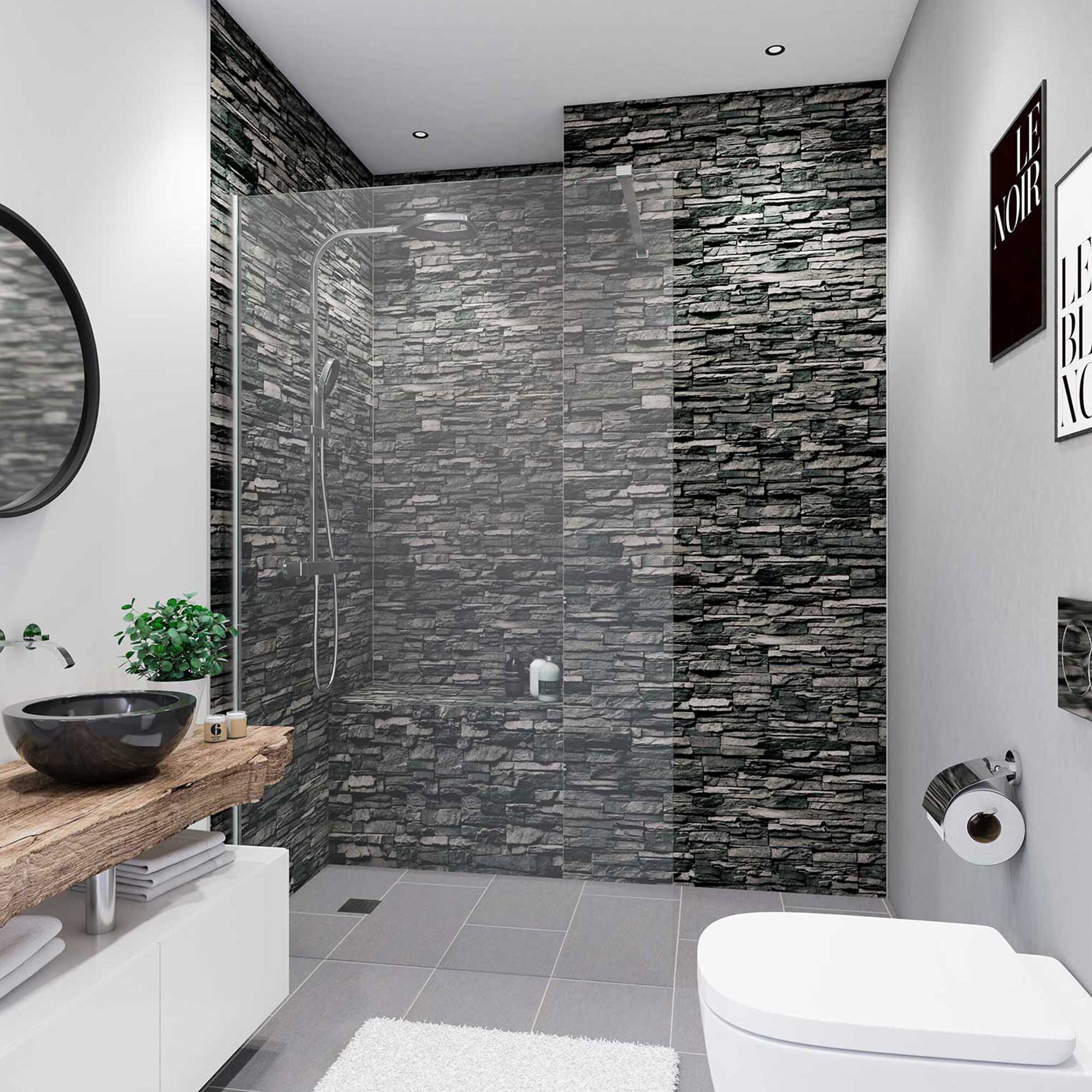 Modernes Badezimmer mit grauer Steinwand und Duschkabine aus Glas.