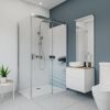 Modernes Badezimmer mit Dusche, Waschbecken und Toilette.