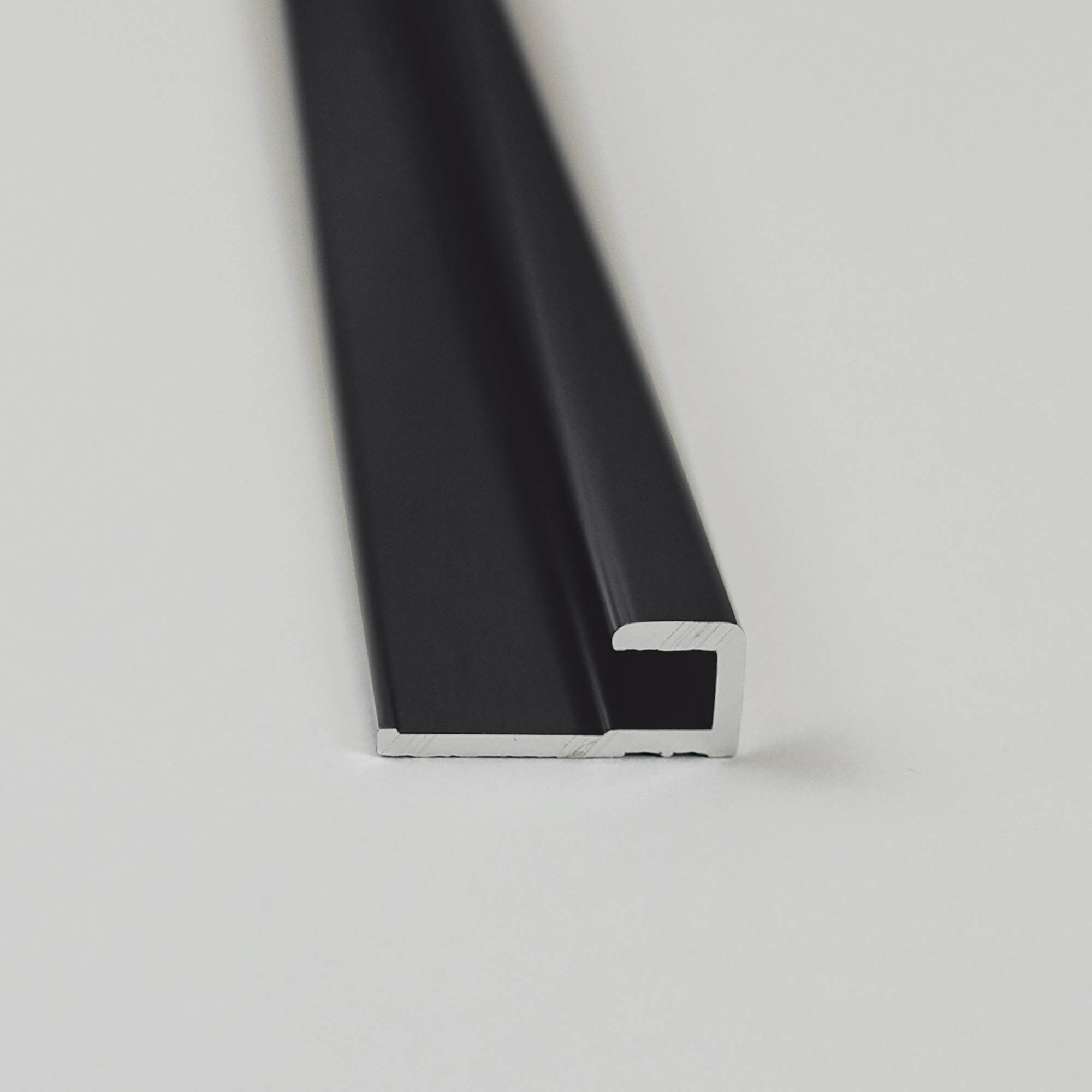 Abschlussprofil für Rückwandplatten, eckig, schwarz matt, 2100 mm + product picture