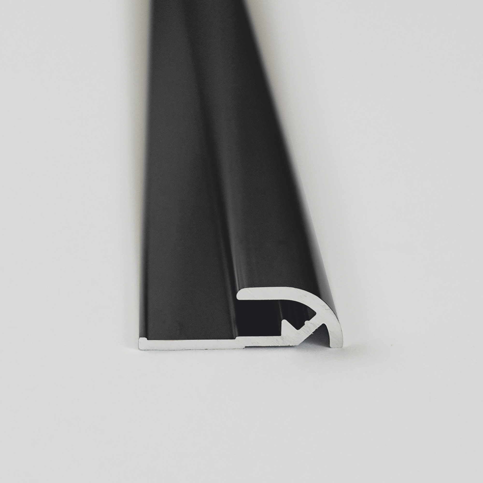 Abschlussprofil für Rückwandplatten, rund, schwarz matt, 2100 mm + product picture
