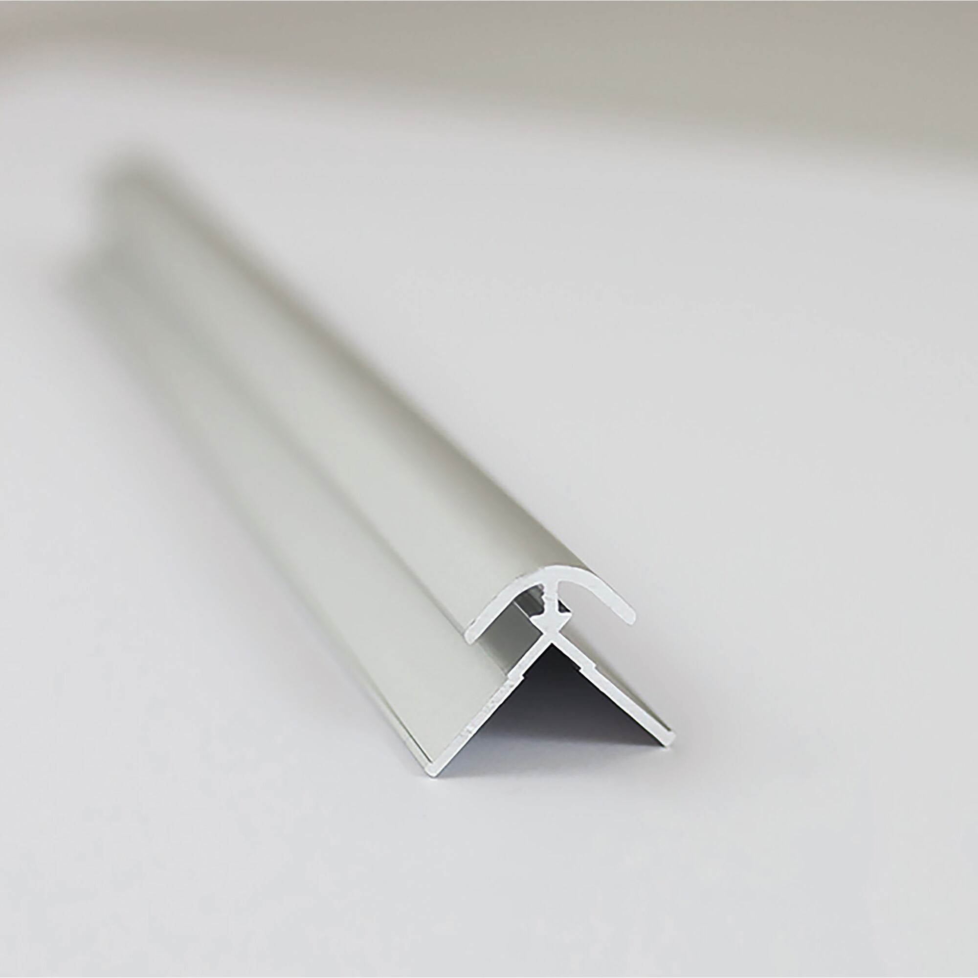 Silberne Profil-Ecke