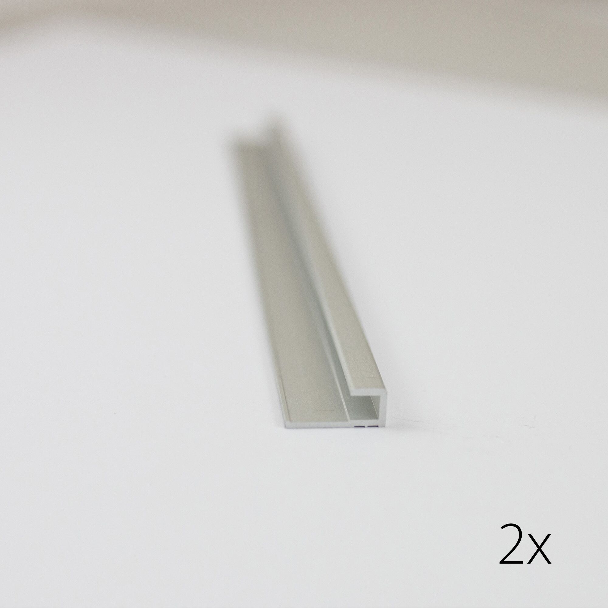 Zwei graue Alu-Profile mit Eckverbinder.