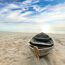 Kleines Holzboot am Strand
