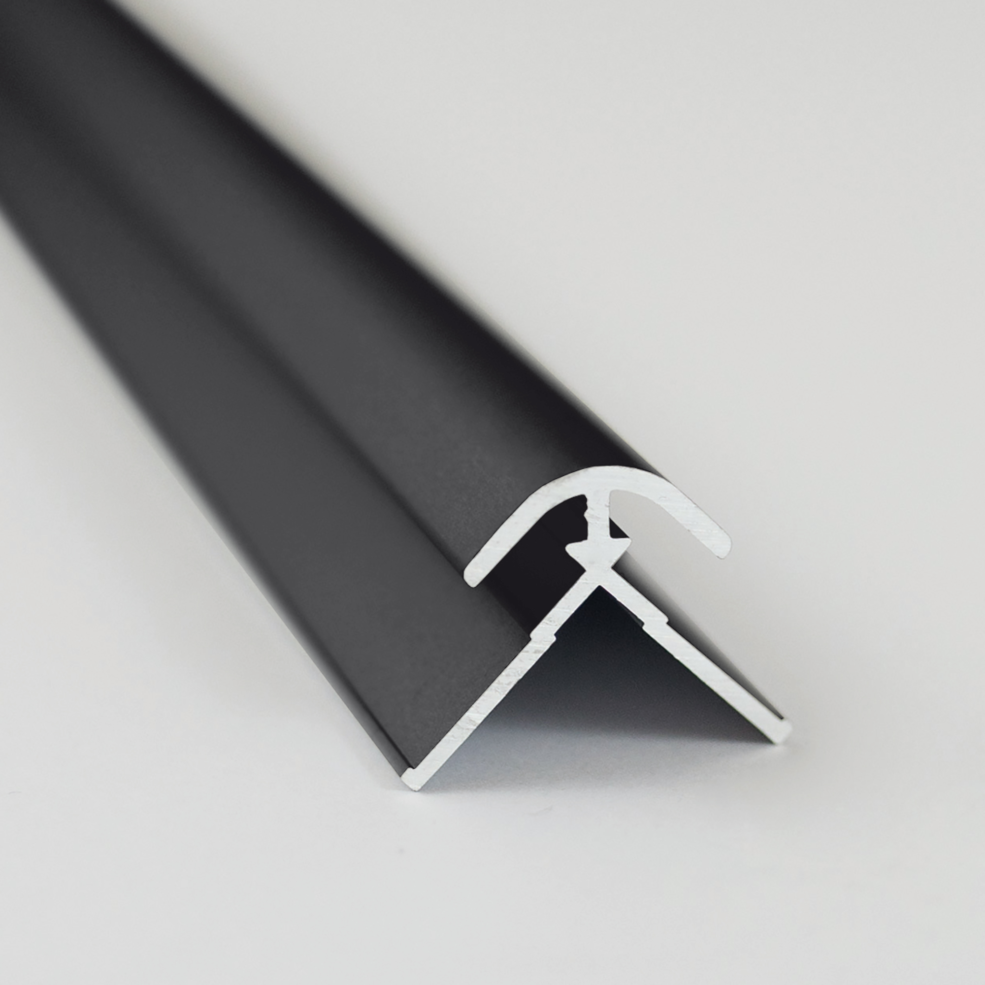 Verbindungsprofil für Rückwandplatten, Ecke außen, schwarz matt, 2550 mm + product picture