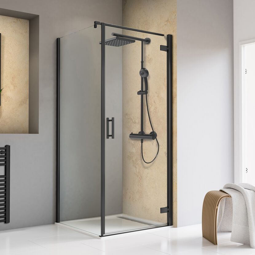 Schwarze Duschabtrennung mit Regendusche und Handbrause