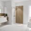 Modernes Badezimmer mit Duschkabine und Holzdekor