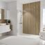 Modernes Badezimmer mit ebenerdiger Dusche und Holzverkleidung
