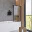 Badewanne mit schwarzer Duschwand und Regendusche