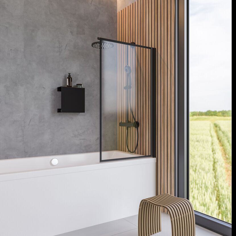 Badewanne mit schwarzer Duschwand und Regendusche
