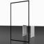 Duschhocker neben einer schwarzen Duschwand