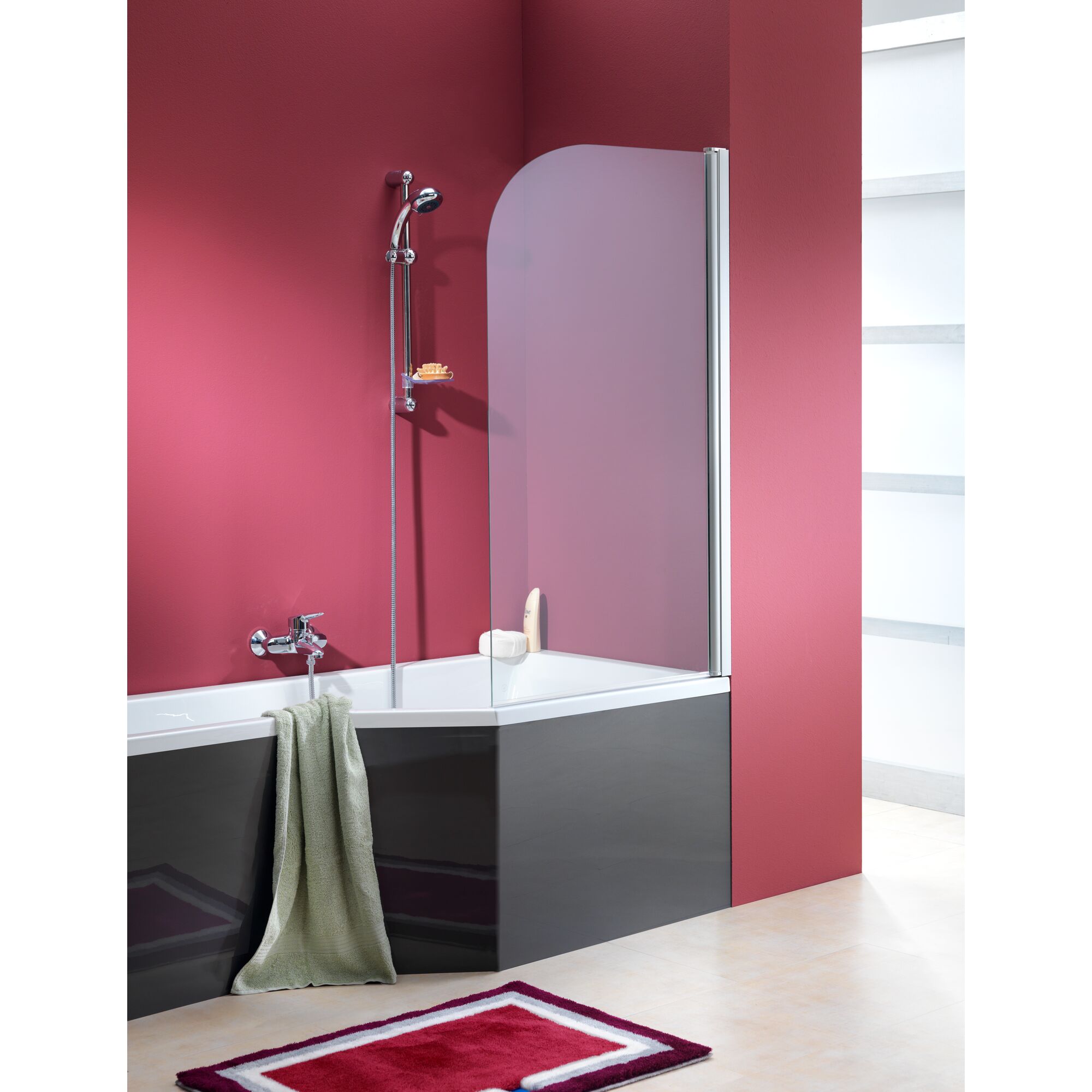 Eckbadewanne mit Duschabtrennung und Handtuch