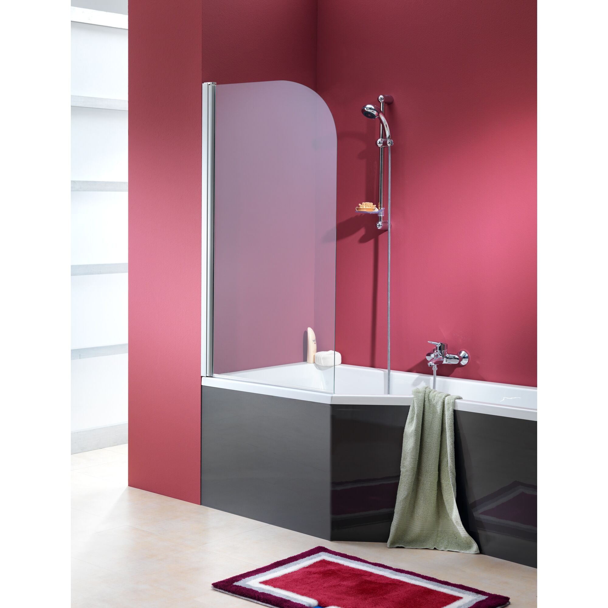 Badewanne mit Duschaufsatz und Badematte