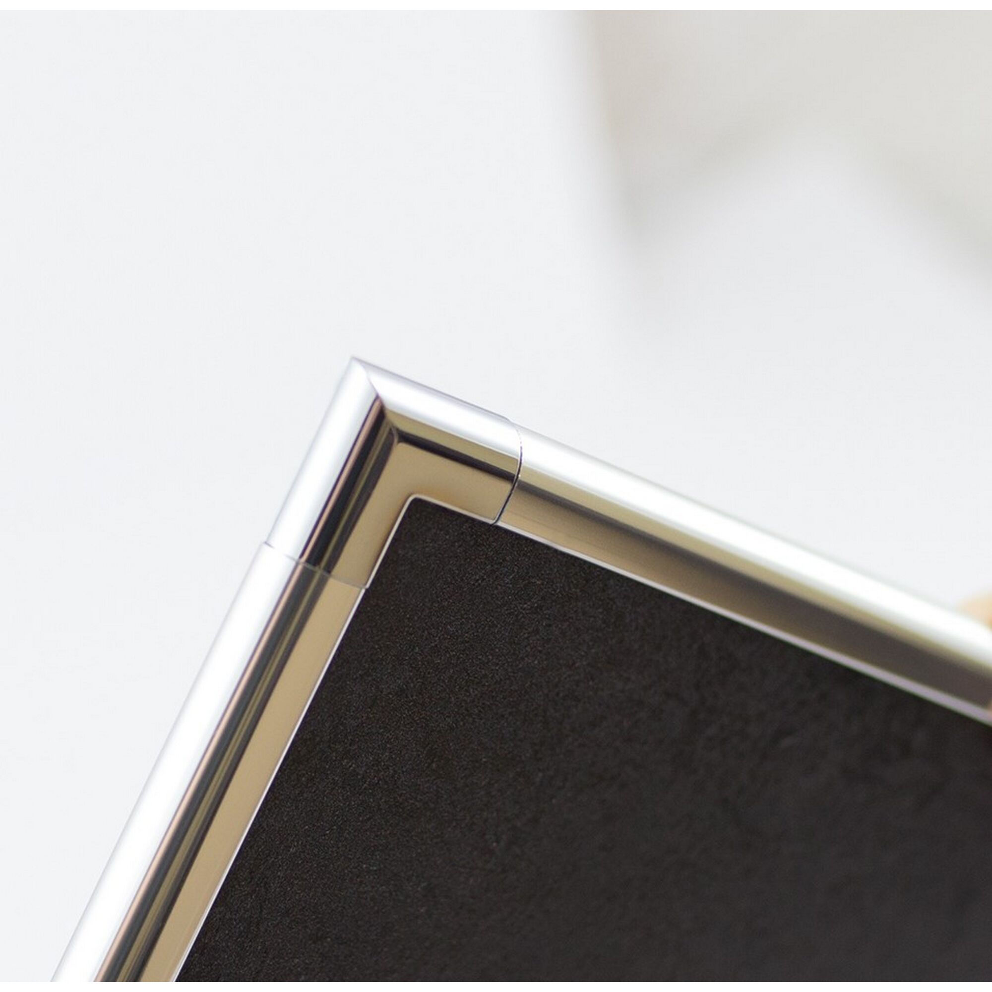 Schwarze Fläche mit Alu-Rahmen