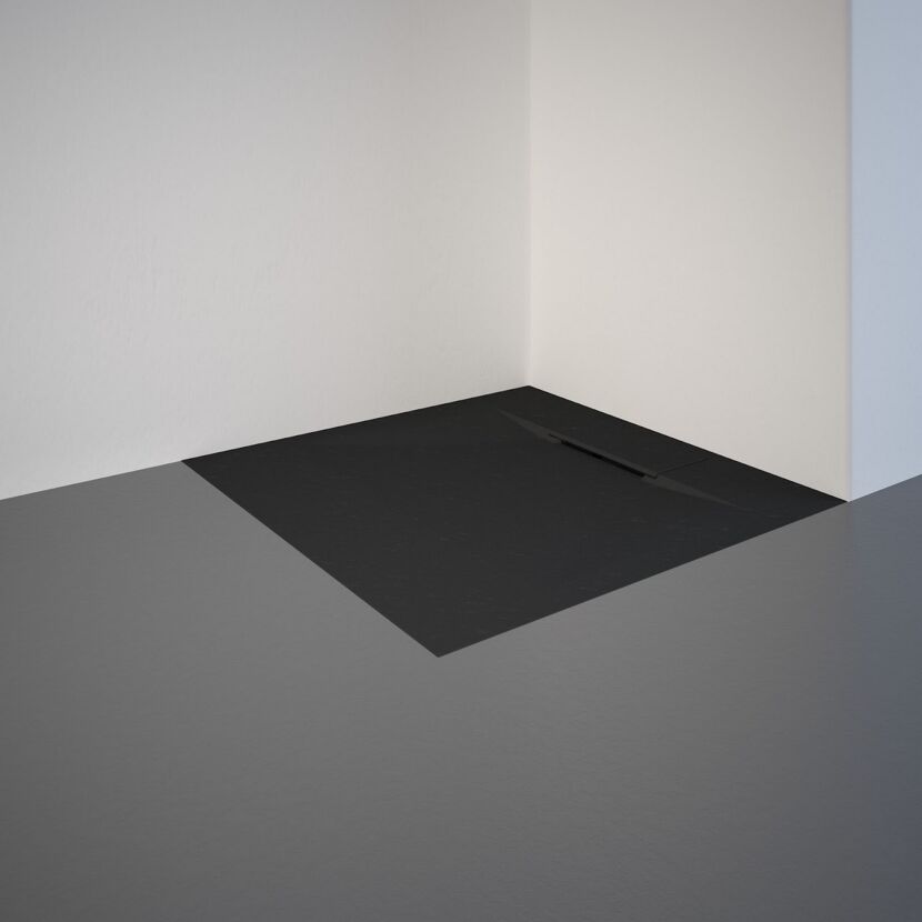 Schwarze Duschwanne in der Ecke eines Badezimmers