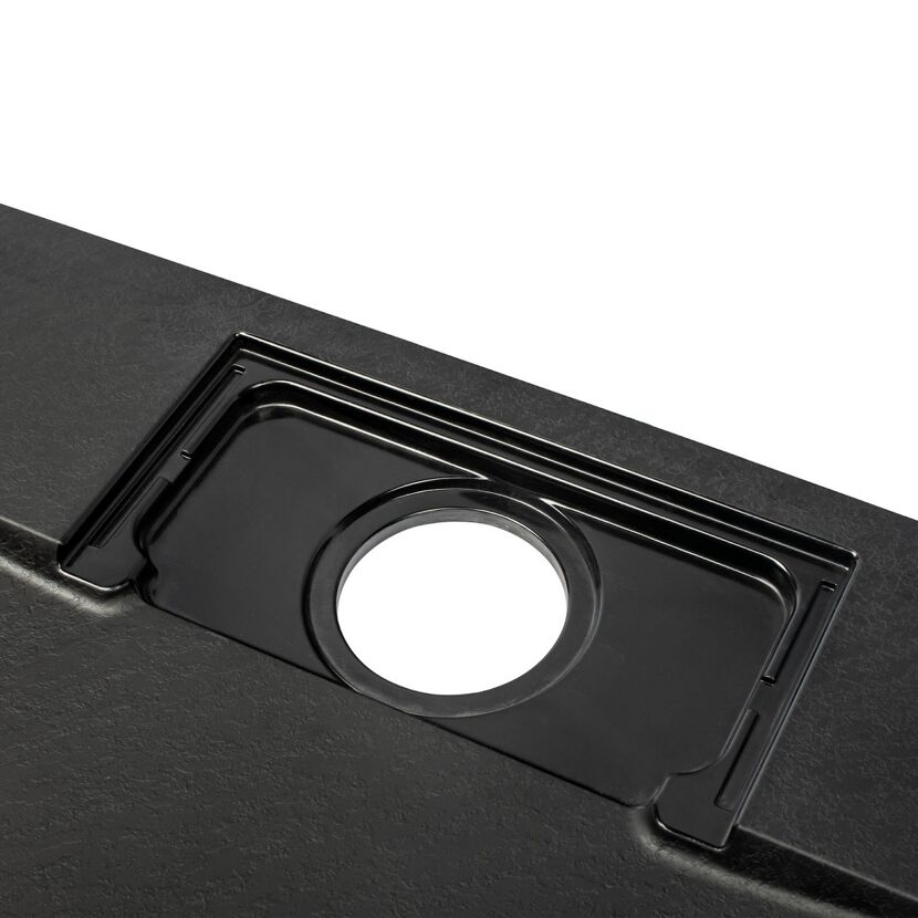 Schwarze Duschwanne mit Ablaufloch