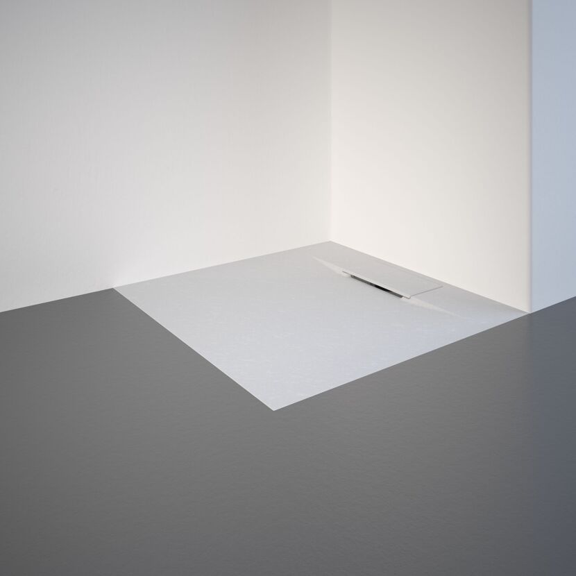 Duschrinne in der Ecke einer Duschwanne