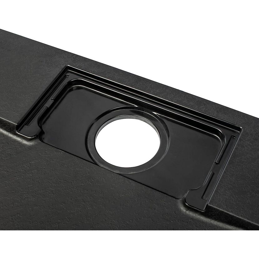 Schwarze Spüle mit Ablauf