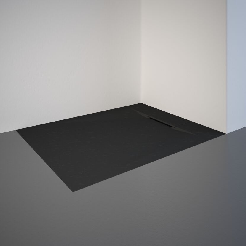Schwarze Duschwanne mit Ablaufrinne in der Ecke.