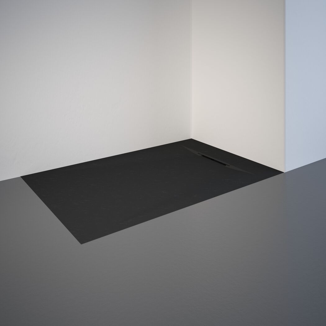Schwarze Duschwanne in einer Ecke.