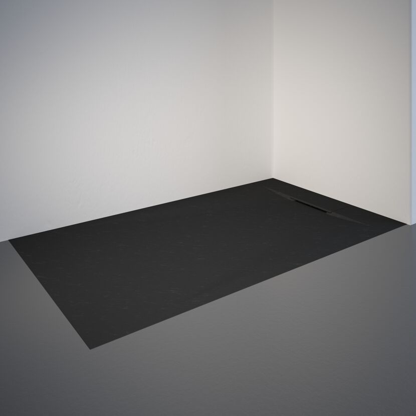 Schwarze Duschwanne mit Ablaufrinne in der Ecke.