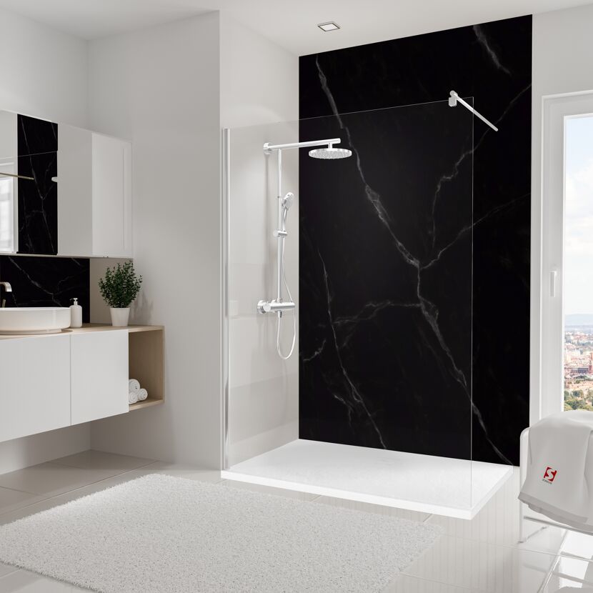 Duschkabine mit schwarzer Rückwand und Regendusche