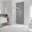 Badezimmer mit ebenerdiger Dusche und Marmorwand.
