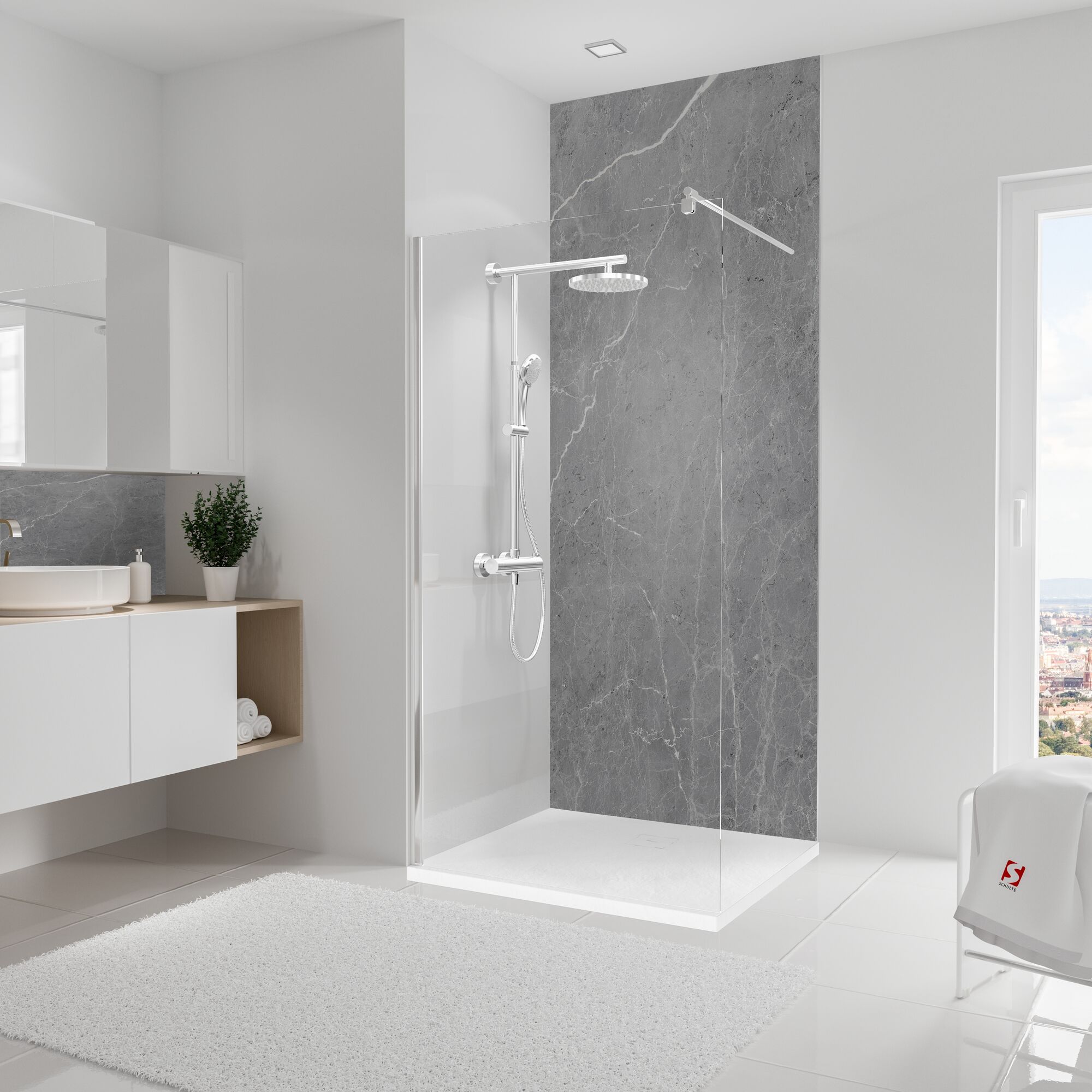 Badezimmer mit ebenerdiger Dusche und Marmorwand.