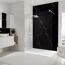 Moderne Dusche mit schwarzer Marmorwand und Duschkopf.