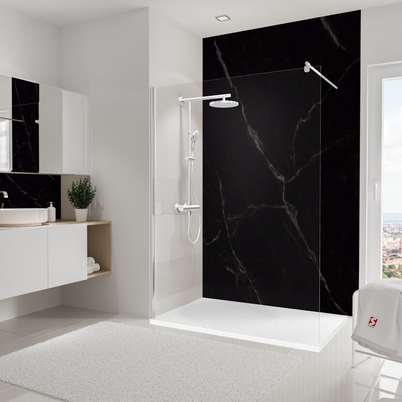 Moderne Dusche mit schwarzer Marmorwand und Duschkopf.