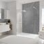 Modernes Badezimmer mit ebenerdiger Dusche und grauer Marmorwand.