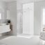Moderne Dusche mit Regendusche und Handbrause in weiß gefliestem Badezimmer