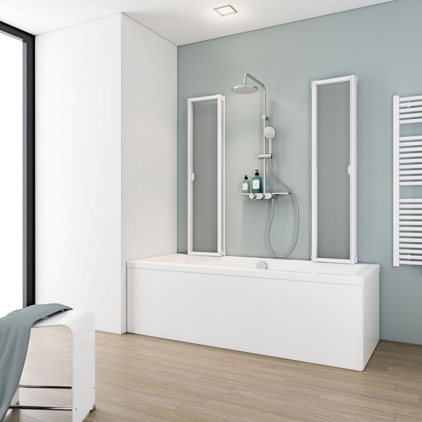 Badewanne mit Duschvorrichtung und Handtuchhalter