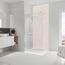 Moderne Dusche mit beiger Wand und Regendusche.