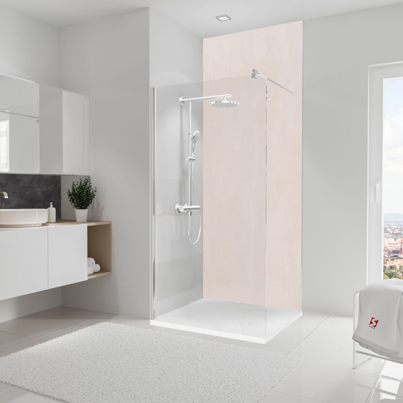 Moderne Dusche mit beiger Wand und Regendusche.