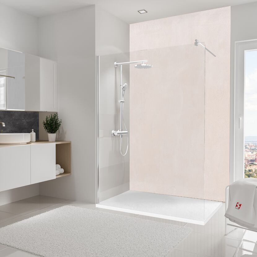 Badezimmer mit ebenerdiger Dusche und Regendusche.