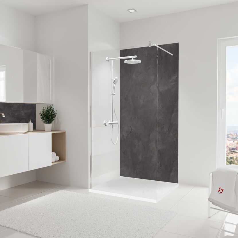 Moderne Dusche mit grauer Rückwand und Regendusche.