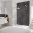 Modernes Badezimmer mit Dusche und Waschbecken