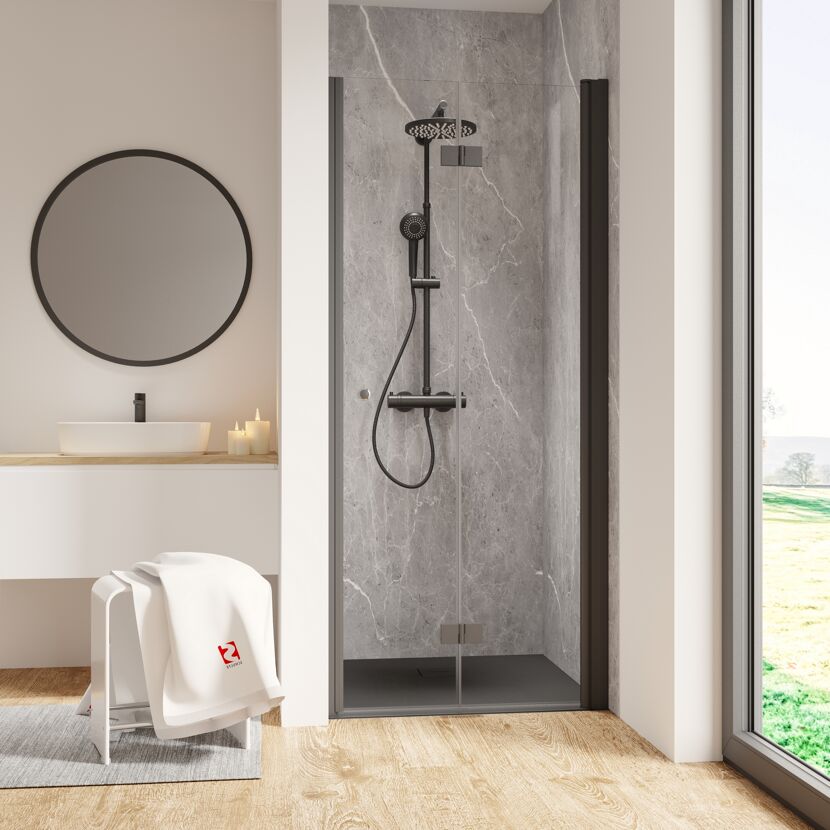 Moderne Dusche mit schwarzer Duscharmatur und grauen Fliesen.