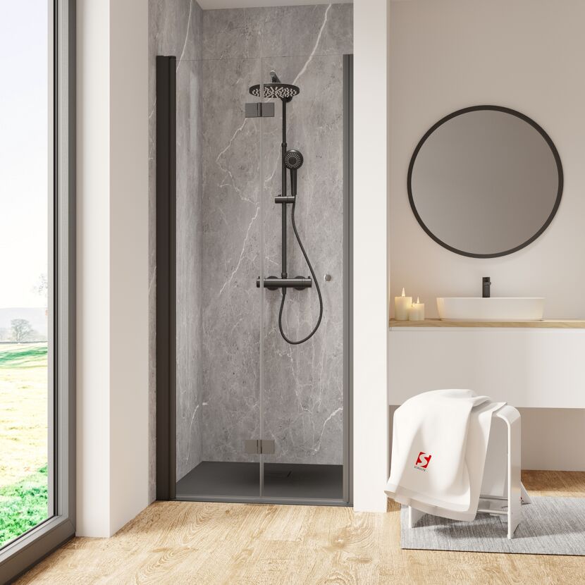 Badezimmer mit Dusche und Waschbecken