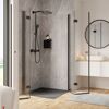 Moderne begehbare Dusche mit schwarzer Duschwanne und Armaturen.