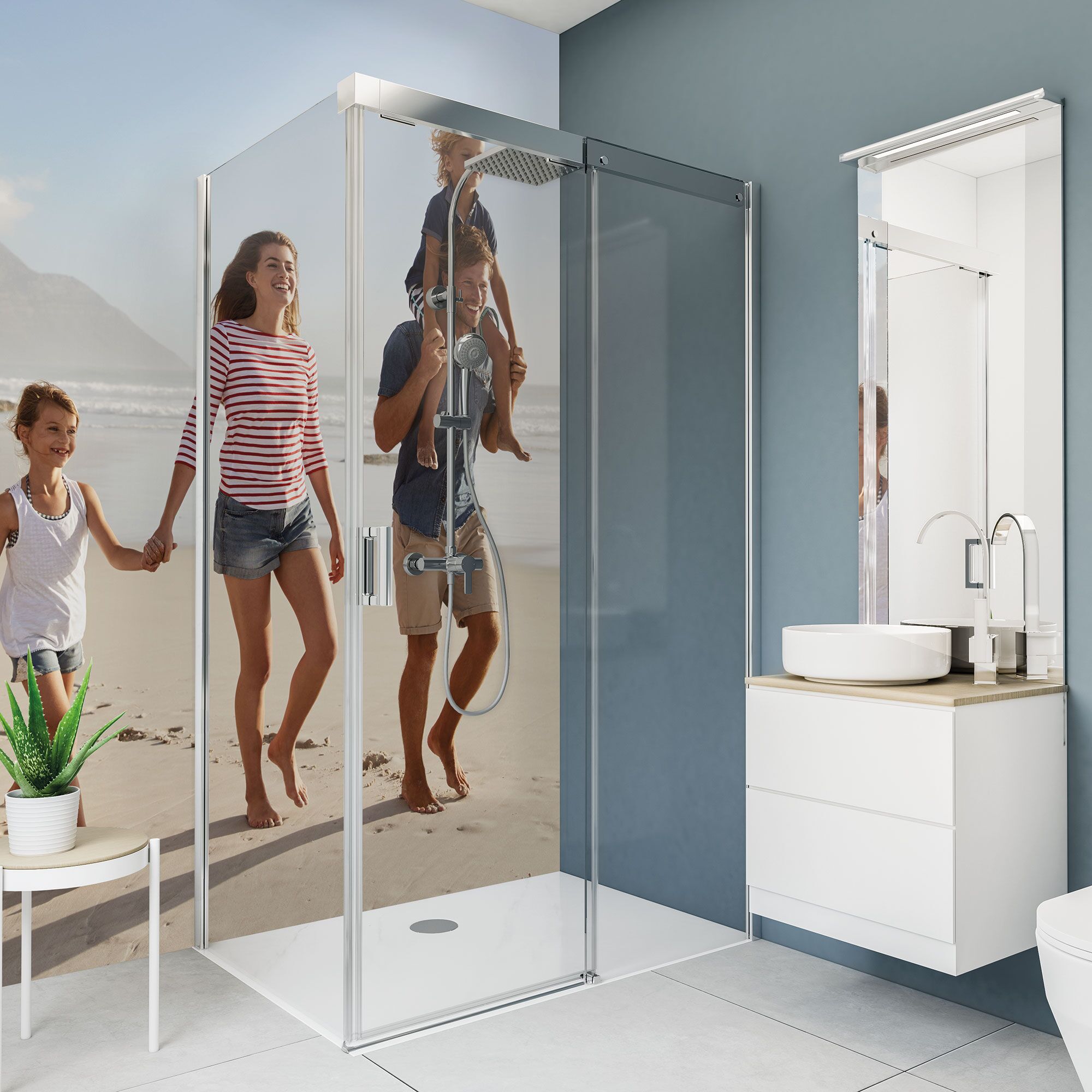 Familie läuft am Strand