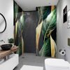 Badezimmer mit tropischem Duschrückwand