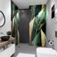 Badezimmer mit tropischem Duschrückwand