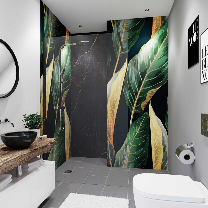 Badezimmer mit tropischem Duschrückwand