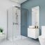 Modernes Badezimmer mit Duschkabine und Waschbecken