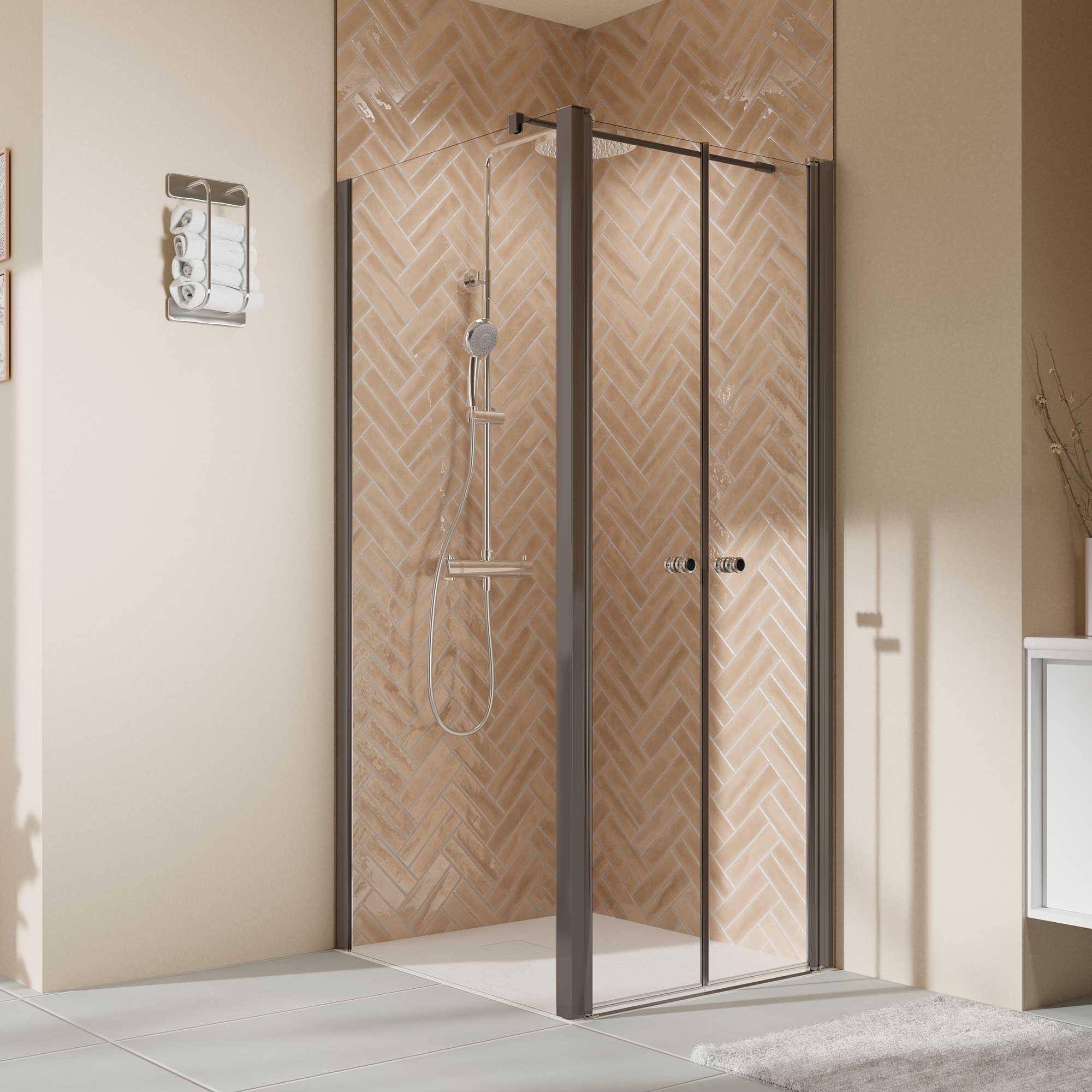 Duschkabine mit Duschabtrennung aus Klarglas und schwarzen Profilen.