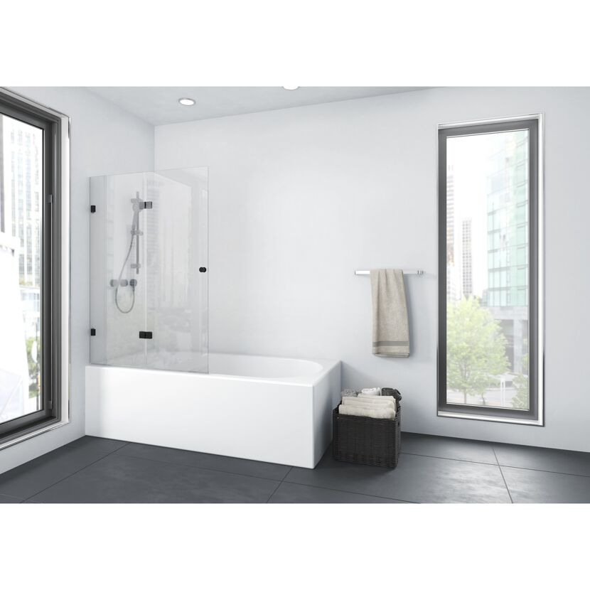 Badezimmer mit Badewanne und Duschabtrennung