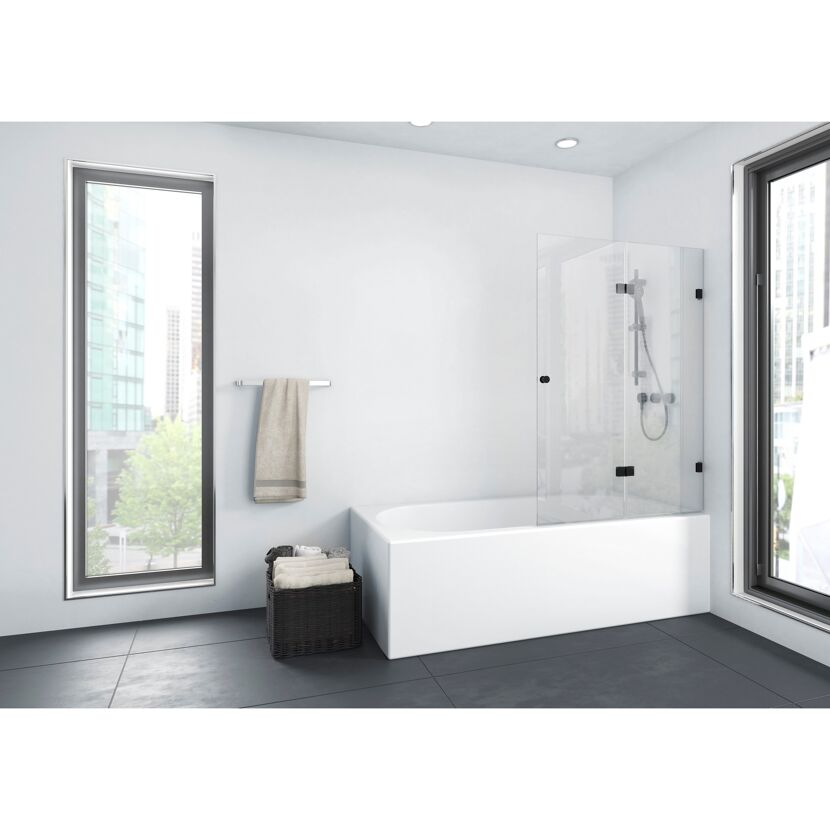 Badezimmer mit Badewanne und Duschabtrennung