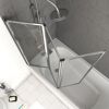 Gefaltete Duschabtrennung über Badewanne
